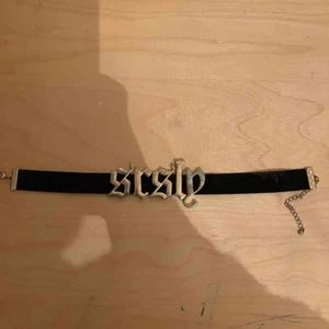  - Super sassy choker med asball text. Köpt för ca 2 år sen på Monki, kommer ej ihåg nypriset så därför har jag satt ett väldigt lågt pris på den.