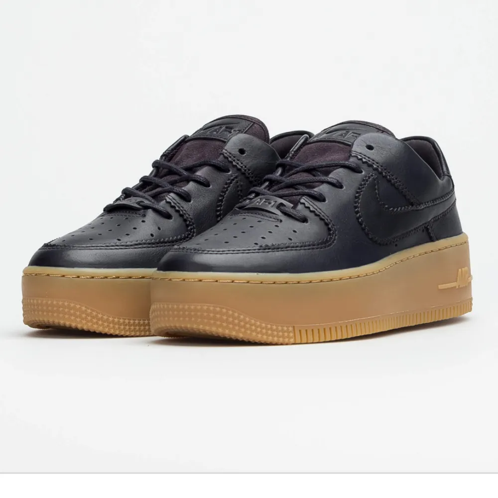 Helt helt nya I låta, Nike sage af1 low (air force 1) I black och tan färg, sjukt fina men har för många skor och detta var ett impulsköp. Passa på! ✨ Fraktfritt . Övrigt.