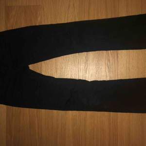 Svarta rippade bootcut jeans från Kappahl! Superfint skick😊 använd få gånger