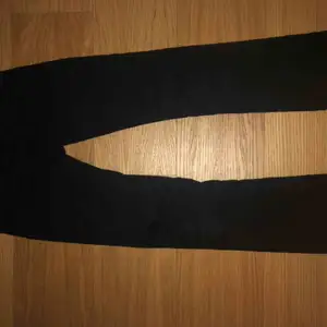 Svarta rippade bootcut jeans från Kappahl! Superfint skick😊 använd få gånger