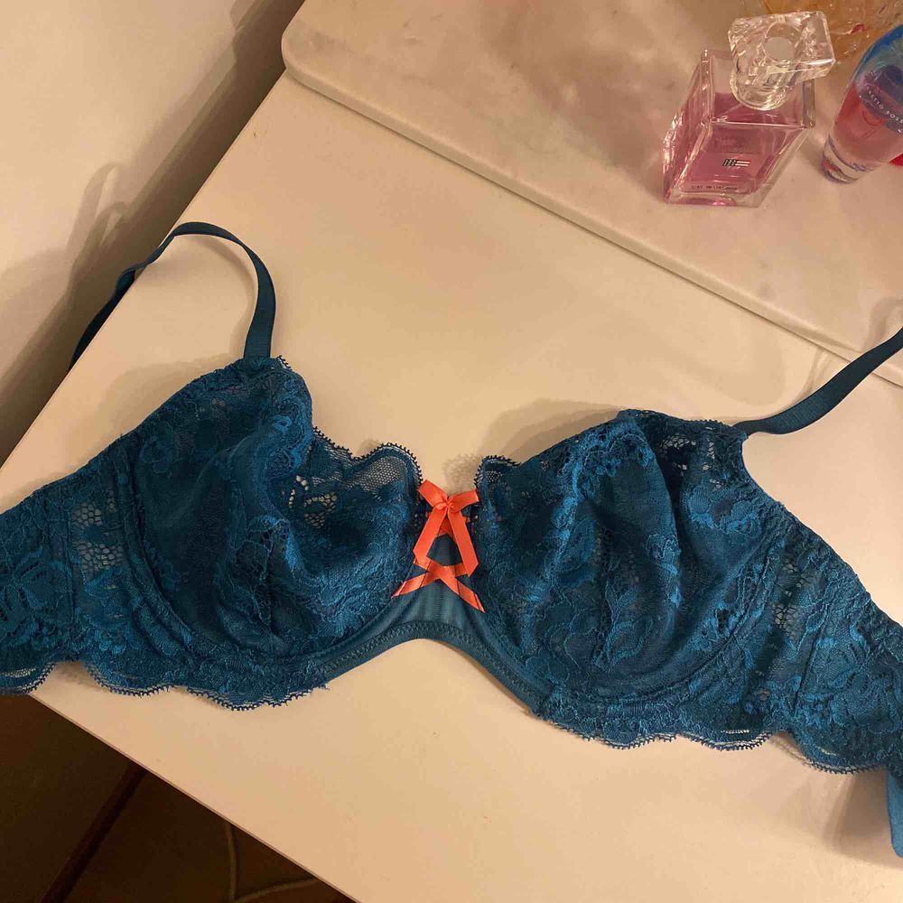 Helt oanvänd spets bh från hunkemöller. Finns fler liknande uppe också . Övrigt.