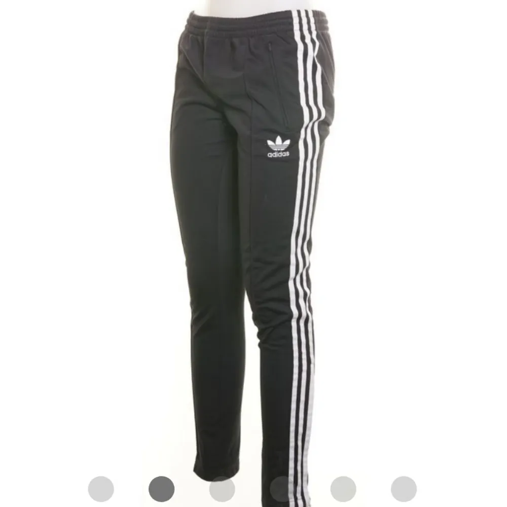 Träningsbyxor, joggingbyxor från Adidas Svarta med vita detaljer Fint skick. Jeans & Byxor.