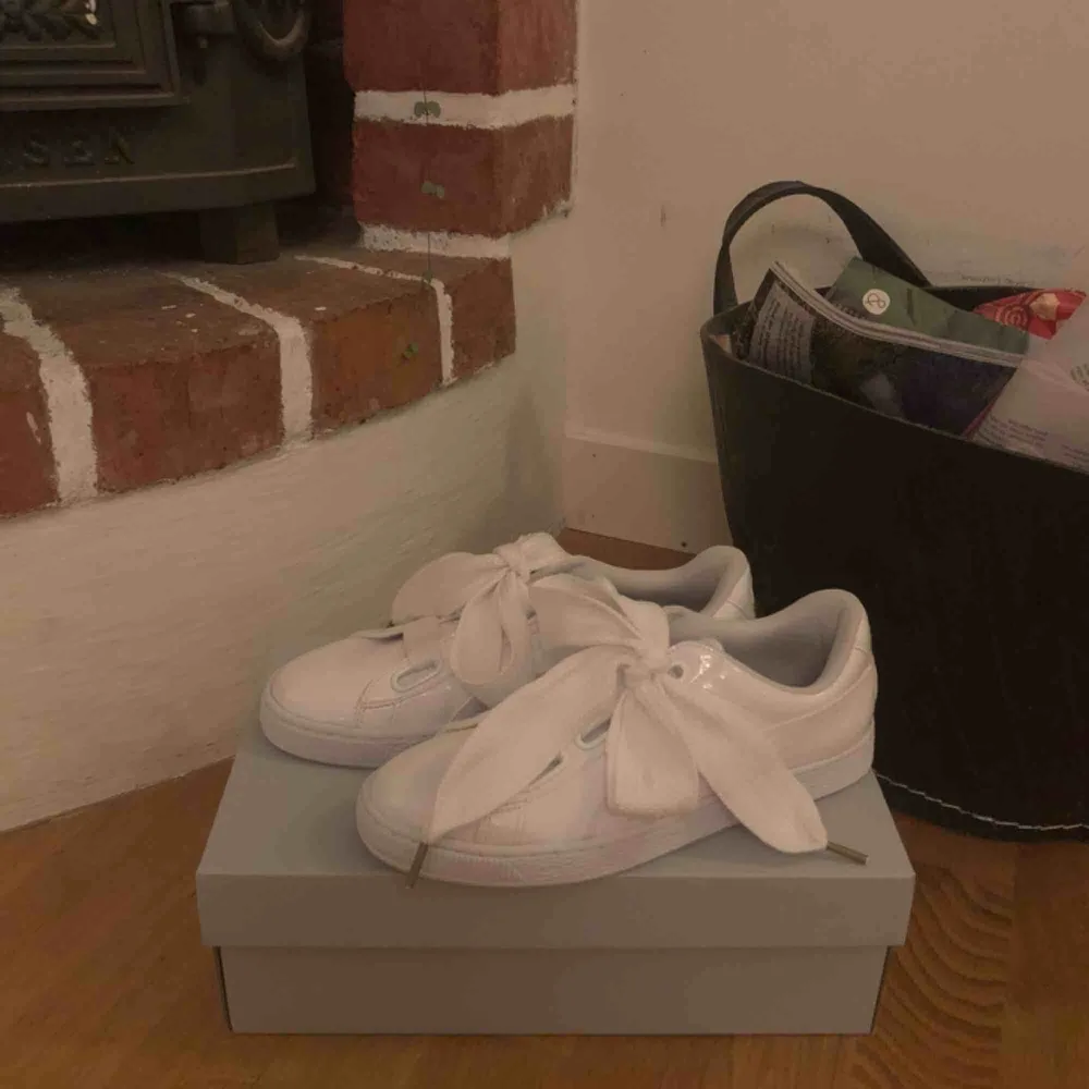 Helt nya puma sneakers storlek 39. Aldrig använt dem, pga att de tyvärr är lite för stora för mig. Köparen står för frakten⚡️💓. Skor.