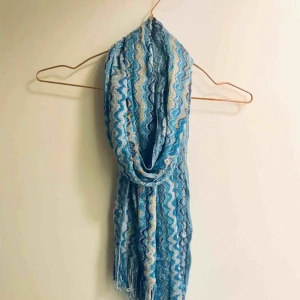  - Missonisjal i ljusblått. Nypris 999 kr.