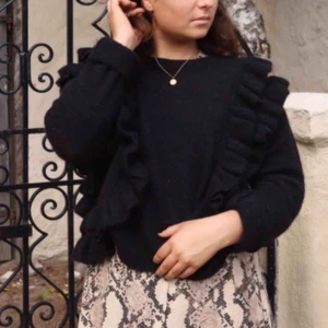  - väldigt fin stickad tröja med volanger  nypris 700 🥰