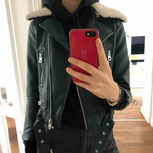 Snygg skinnjacka  - Extremt snygg grön skinnjacka från Zara  Fint skick  Säljer -för liten i ärmen 