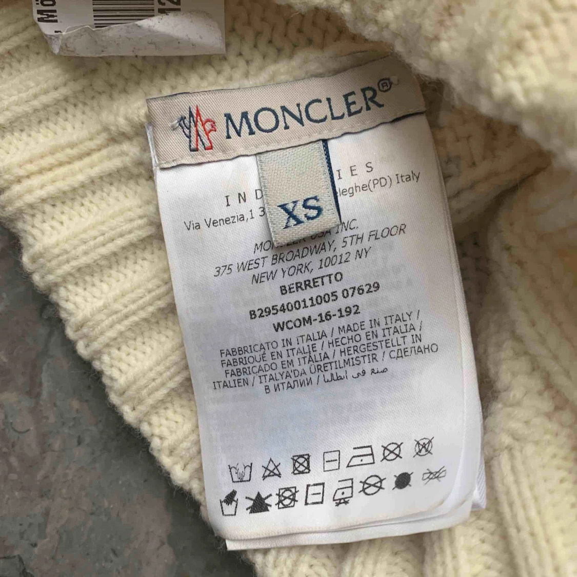 Moncler mössa  - 90