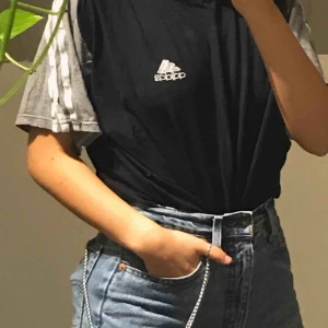  - Suuper snygg Adidas tröja köpt secondhand från humana. Svart i mitten och gråa ärmar med adidas klassiska tre vita sträck. Storlek M men fungerar superbra nerstoppad eller som oversized på XS/S. Frakt tillkommer :)
