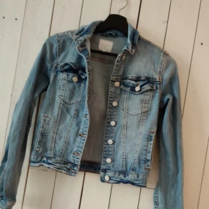  - Jeans jacka i storlek xs 