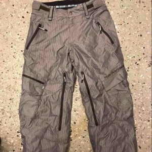  - Peak performance skidbyxa /snowboardbyxa i brunfärg. inget att anmärka på utsidan, lite små nopprigt på insidan men inget som stör funktionen. Strl. Medium. Pris: 400kr