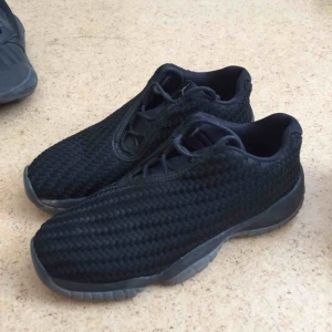  - Air Jordan Future Premium skor i svart med blå sula. Använda ganska mycket. Nypris - 1399kr