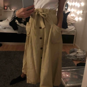  - Kjol från trendhouse endast använd en gång. Sälj pågrund av för stor. Orginalpris: 299kr