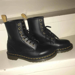  - Säljer mina helt nya Dr Martens pga jag köpte för liten storlek och insåg det för sent! Har vanligtvis storlek 38 men köpte 37 av nån anledning. Använda max 5 gånger och i jättefint skick. Nypris 1900 kr.