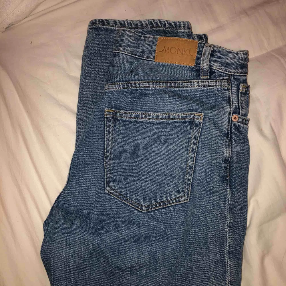 Jeans från Monki i storlek 27 vilket ungefär motsvarar Small. Dem är i bra skick. Möts upp i Stockholm annars står köparen för frakt  . Jeans & Byxor.