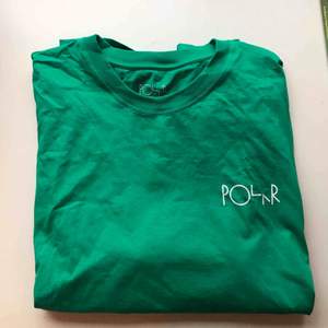 T-shirt från Polar i starkt grön färg med vitt tryck på ryggen. Kan mötas upp i Norrköping/Katrineholm eller frakta för 20kr.