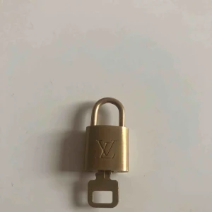  - Säljer mitt Lv lås med två nycklar. Lås + en nyckel 550kr två nycklar och lås 600kr  Lås 500kr. Använt max två gånger. Kan gå ner i snabba affärer och vid  seriösa köp.  