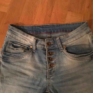  - Lågmidjade, tighta, okänt märke