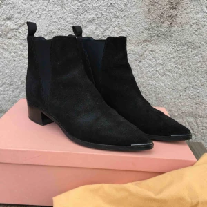  - Acne Jensen i svart mocka, storlek 37. Knappt använda, ser helt nya ut.  Inköpta på Jackie för 3.500kr.  Har kvar kvitto samt kartongen och dustbags.  Omsulade på NK.