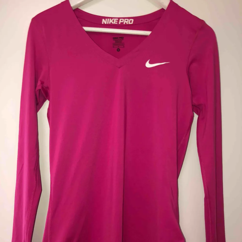 Träningströja från Nike PRO. Är i nyskick, V-ringad, långärmad, skönt material/textil som leder bort svett. 100kr ink frakt . T-shirts.