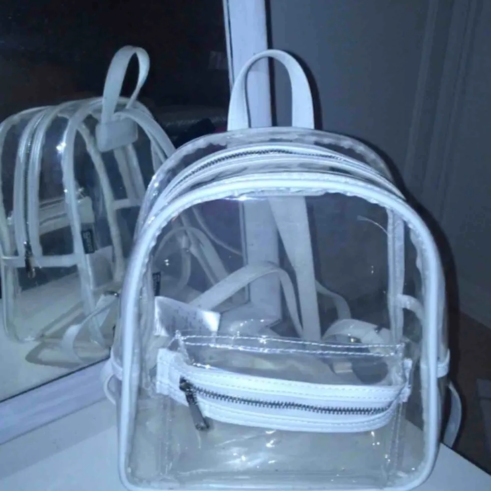 Mini genomskinlig ryggsäck köpt på HM i somras🦋 Bara använd några få gånger! Kan mötas upp i Sthlm ✨⚡️. Väskor.