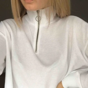  - Snygg tröja från hollister. Knappt använt ☺️ Jag kan mötas upp i Lund, annars får köparen stå för frakten🥰