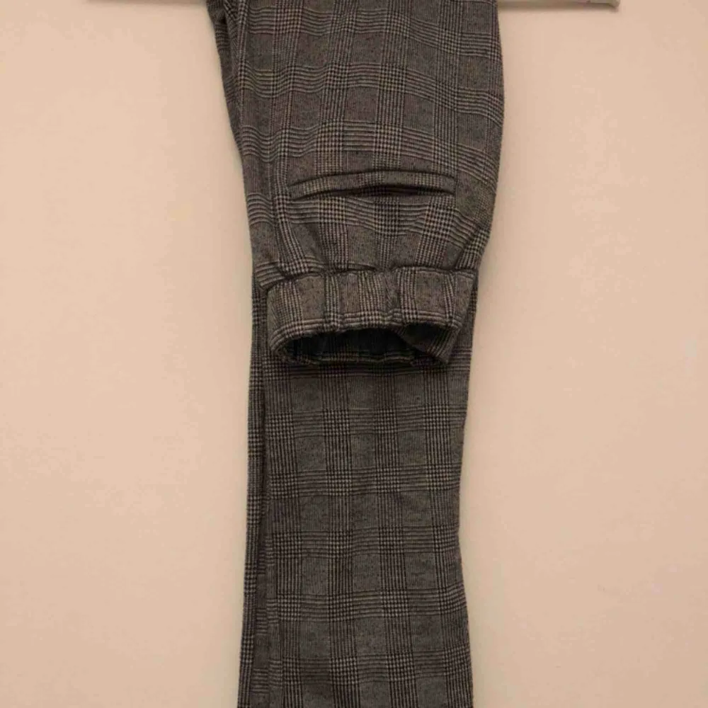 Ett par rutiga kostymbyxor, väldigt sköna. Två fickor där framme. Fake fickor på baken. Från lager157 stl S (passar M) . Jeans & Byxor.