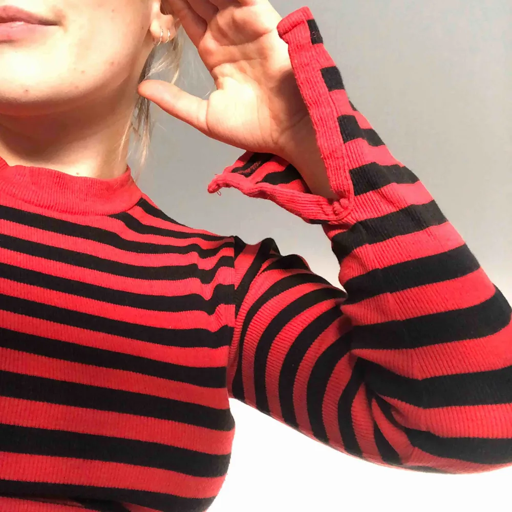Svart-röd randig tröja från Carlings. Den är lite tjockare och är perfekt nu till hösten !! Superfina detaljer på ärmarna :)). Tröjor & Koftor.