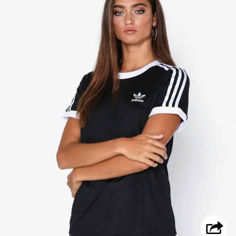 Adidas 3 Stripes T-shirt dam. Storlek 38/ M är ganska stor i passformen. Jag säljer den på grund av att jag inte använder den. Har använt den 1-3 gånger och den är köpt i juni. Tröjan är fint skick. . T-shirts.