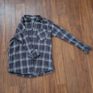  - Grå/vit rutig skjorta från weekday. Har varit en favorit men ska nu få kärlek hos en ny ägare ❤️ I superfint skick. Sitter skit snyggt, blir lätt oversized. Köparen står för frakten 🌠