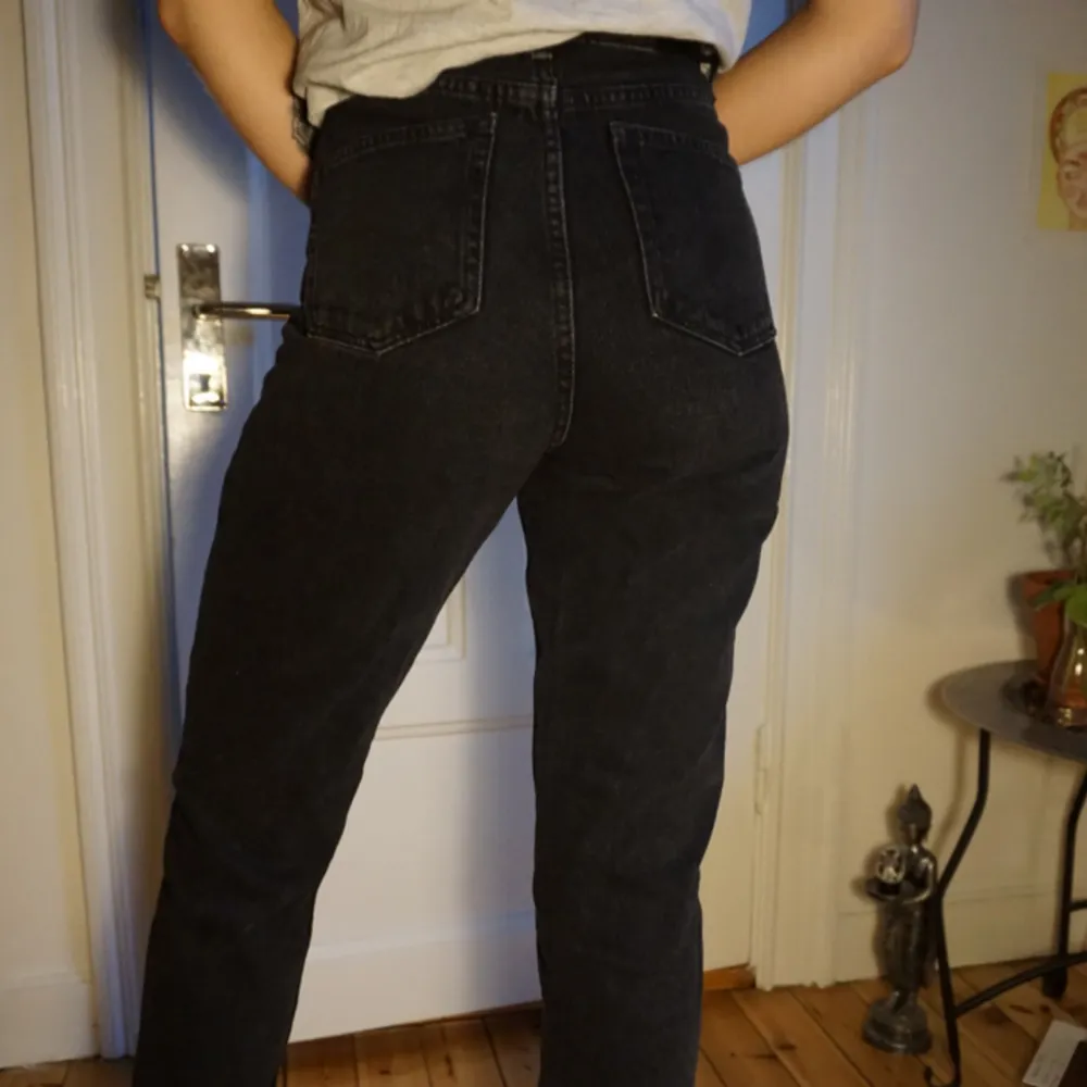 Härliga jeans i hög midja. Knappt använda då dem är lite större än jag trodde, men sköna i materialet! Funkar vinter som sommar. . Jeans & Byxor.