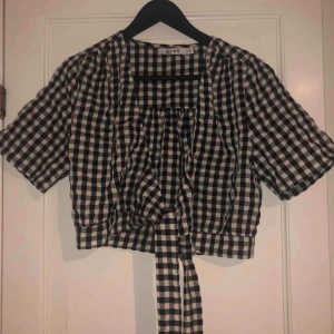  - Jöttesöt tröja från NA-KD med ett fint knyte på sidan, köptes på NA-KD outlet i Göteborg för någon månad sen men kommer inte till användning då den är lite liten, så den är i nyskick och använd endast 1 gång!! Frakt betalas av köparen!! :))