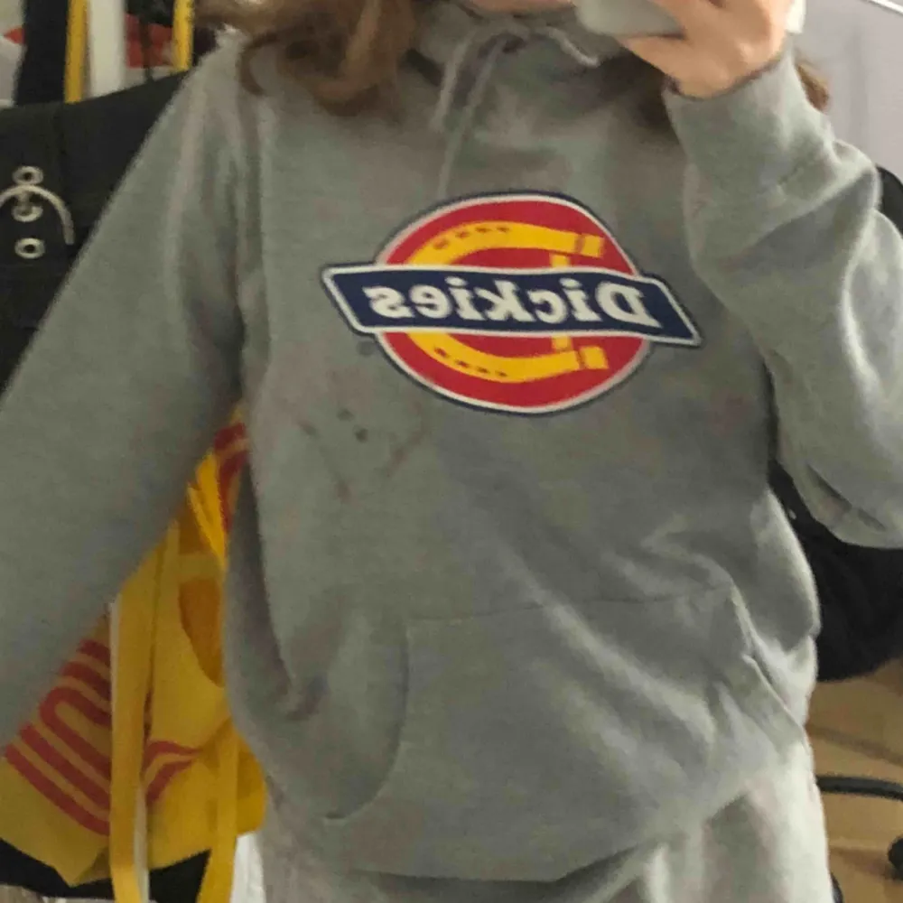 En grå dickieshoodie i storlek small. Snålt använd och i fint skick. Säljer den pga att ja inte använder den. Kan mötas upp på söder eller skicka, frakt ingår inte i priset. Hoodies.