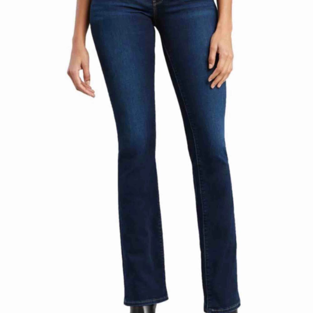 Använda ett fåtal gånger men säljer pga fel storlek. Köparen står för frakt. Jeans & Byxor.