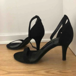  - Svarta klackar i svart sammet, använda en gång på en bal, sköna att gå i och inte för högklack! 