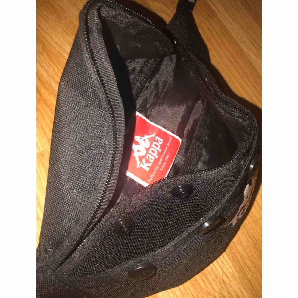 Superfin kappa väska köpt här på Plick, är i behov av pengar så måste olyckligtvis sälja den )'; Köpt från Urban Outfitters och den säljs inte längre :/. Väskor.
