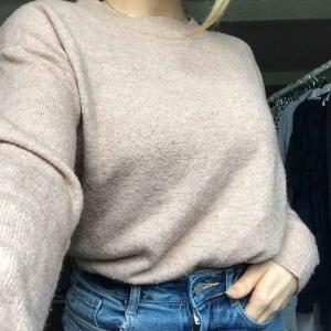  - Nästan helt oanvänd tjocktröja från h&m, superskön och varm, älskar den!! Du betalar frakten (inte inkluderat i priset). Fråga ifall du har frågor😊❤️