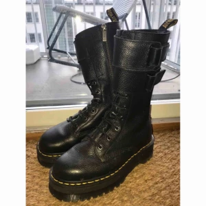  - Jagger platform boots. Svarta kängor, knappt använda. Köpta för 2300kr. Säljer pga bara står i garderoben.