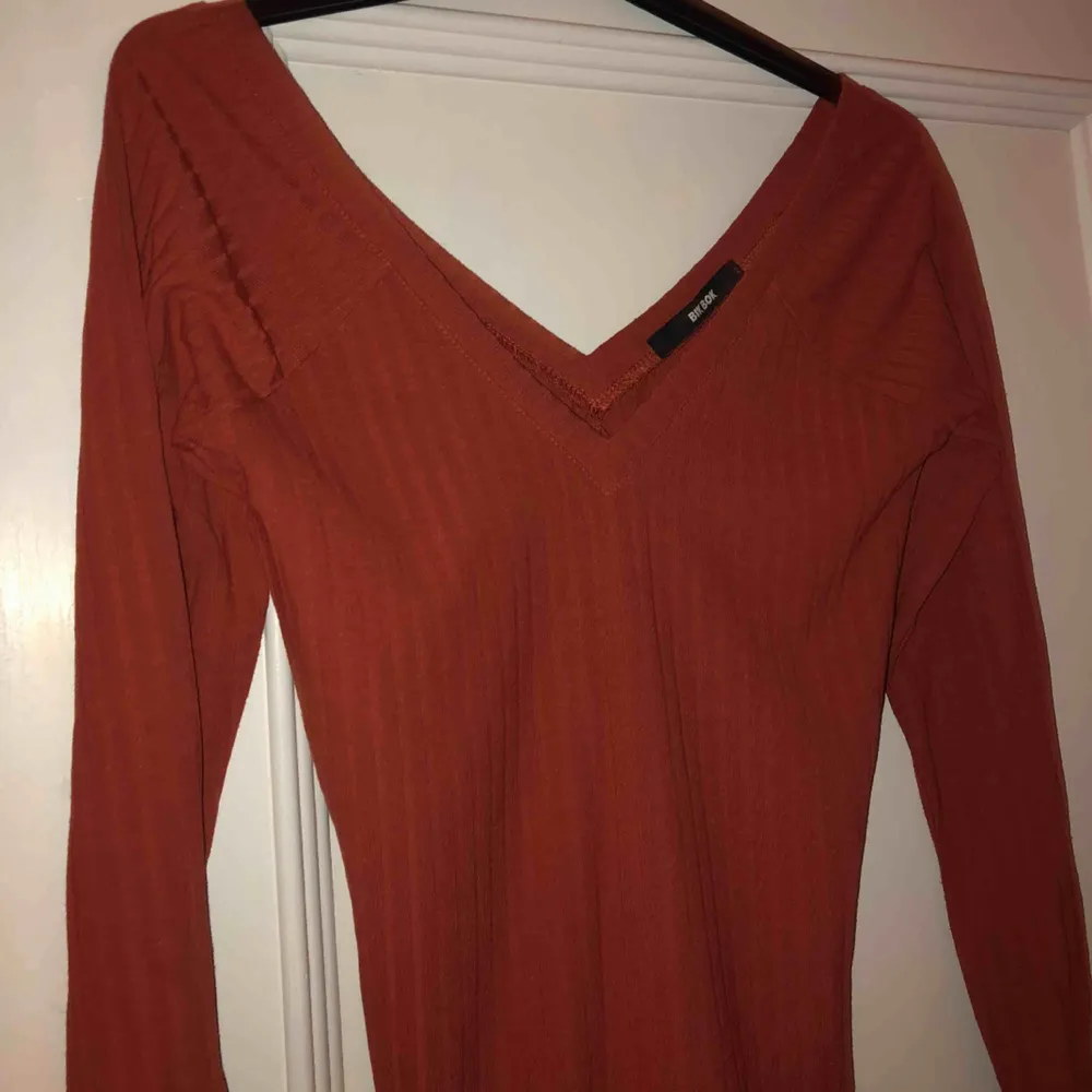 En fin och användbar tröja med djup V-ringad både fram och bak och i en röd/orange färg🧡❤️ endast använd två gånger. Toppar.
