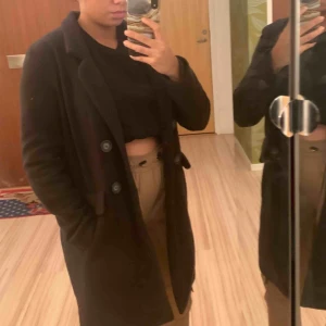  - Varm svart kappa, i fleece material, perfekt nu när det börjar bli kyligt. Frakt tillkommer :)