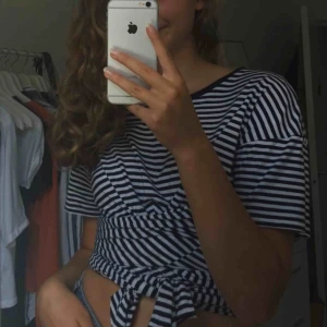  - Croptop med knyte från Zara. Blå och vit randig.