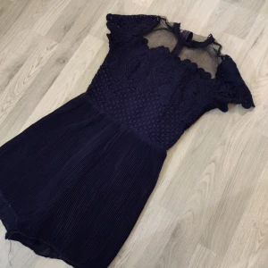  - Jumpsuit, byxdress, väldigt fin med dragkedja baktilll