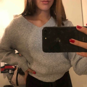  - Grå stickad tröja ifrån hm, väldigt fin och sparsamt använd!