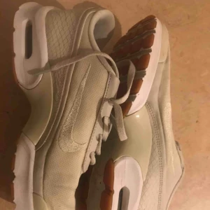  - Nike Air från förra året MEN sparsamt använda för små för mig, passar nog om man har 37,5 eller 38. Supersnygga!! Och beige/off white i färgen 😍