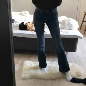  - Jättefina bootcut jeans från crocker! Lite små i storleken, passar mig som är 164. Köpta på jeansbolaget för 800kr och de är i mycket fint skick! 