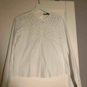  - Jättegullig vit blus från Zara i storlek xs.