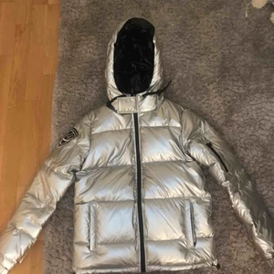  - Silvrig D.brand jacka,dam storlek S, endast använd en gång,jättefint skick, kan mötas i Stockholm eller frakta 