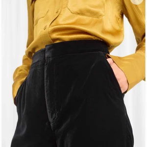  - Superfina helt oanvända sammetsbyxor från & Other Stories.  Hög midja och fin passform med lite mer figurnära upptill och lösare ben nedtill.  Storlek 36.  