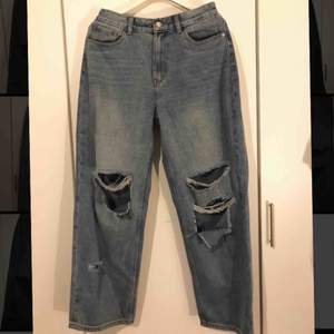 Blåa boyfriend jeans med hål från prettylittlething ”Mid Wash Baggy Low Rise Distressed” Säljer dessa snygga jeans på grund av att de är för stora för mig, etiketten sitter kvar och de är aldrig använda
