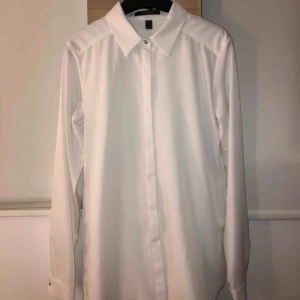  - Vit skjorta i fint material