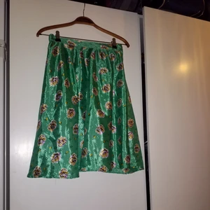  - Medellång vintagekjol med knapp och dragkedja i midjan